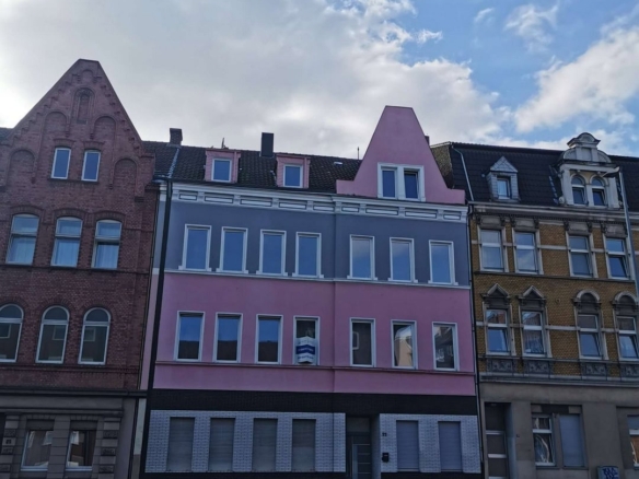 Moderne Wohngebäude in Berlin, stilvolle Fassadengestaltung, urbanes Wohnen, City-Architektur, Neubau, Immobilien in Deutschland, zeitgenössisches Design, hohe Bauqualität.