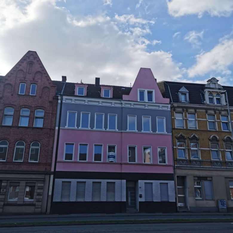 Moderne Wohngebäude in Berlin, stilvolle Fassadengestaltung, urbanes Wohnen, City-Architektur, Neubau, Immobilien in Deutschland, zeitgenössisches Design, hohe Bauqualität.