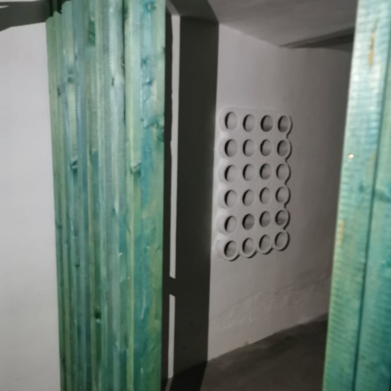 Hintergrund: Warmwasserboiler und energetische Wandverkleidung in einem modernen Gebäude, Fokus auf nachhaltige Haustechnik und innovative Innenarchitektur.