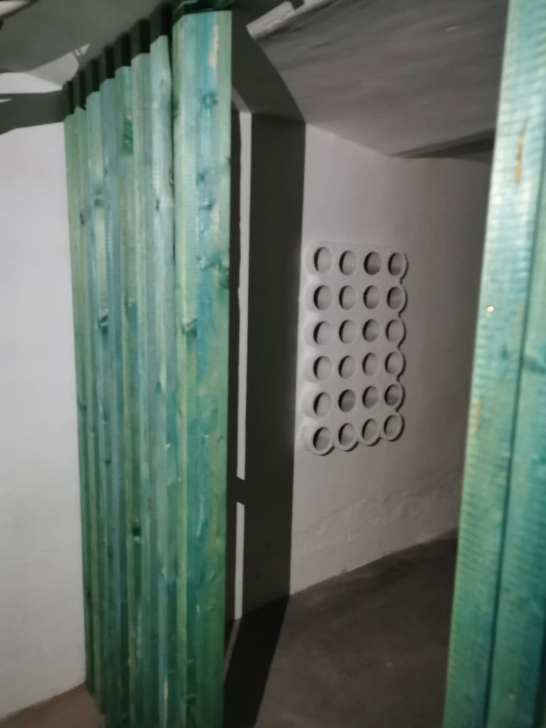 Hintergrund: Warmwasserboiler und energetische Wandverkleidung in einem modernen Gebäude, Fokus auf nachhaltige Haustechnik und innovative Innenarchitektur.