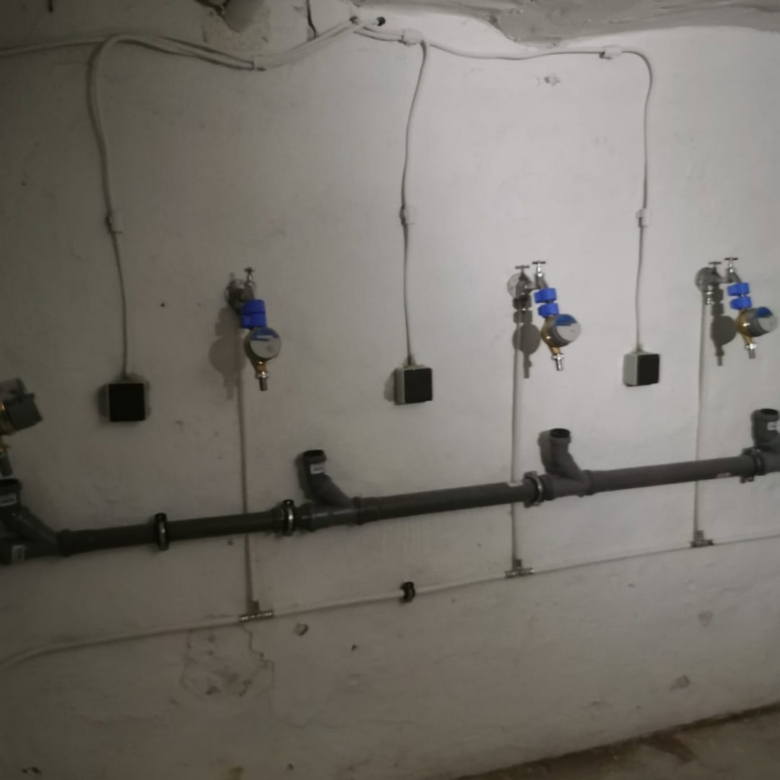Rohrleitungsinstallation im Keller, Wasserrohre und Wasserzähler, hygienische Sanitärtechnik, DEM GROUP professioneller Heizungs- und Sanitärservice, effiziente Wasserverteilung, Sanitärinstallationen in Deutschland.