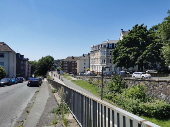 Moderne historische Wohnhäuser in einem Stadtviertel in Deutschland.