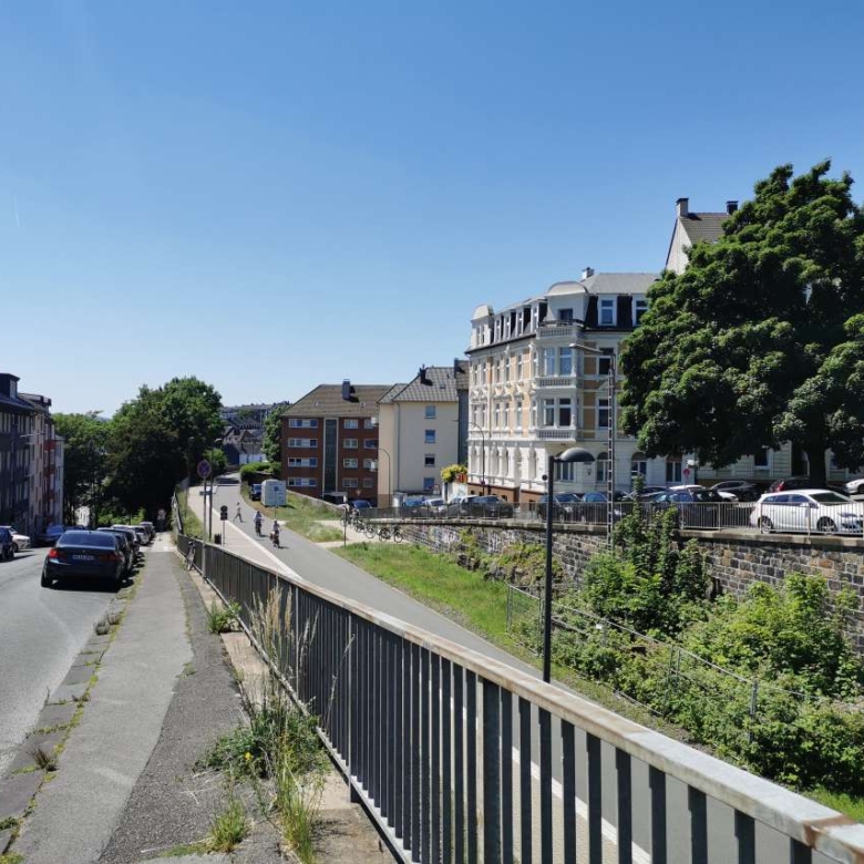 Moderne historische Wohnhäuser in einem Stadtviertel in Deutschland.