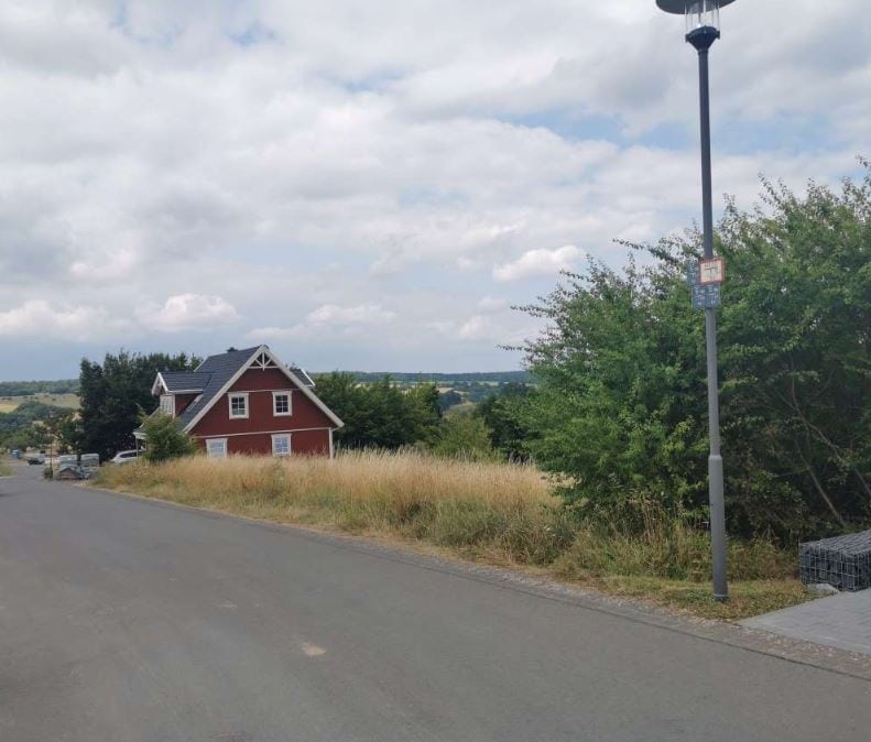 Leitpfosten mit Sensoren im ländlichen Gebiet, moderne Infrastruktur für intelligente Verkehrssteuerung, Echtzeitanalyse der Verkehrsflüsse, nachhaltige Stadtentwicklung, DEM GROUP Innovationen.