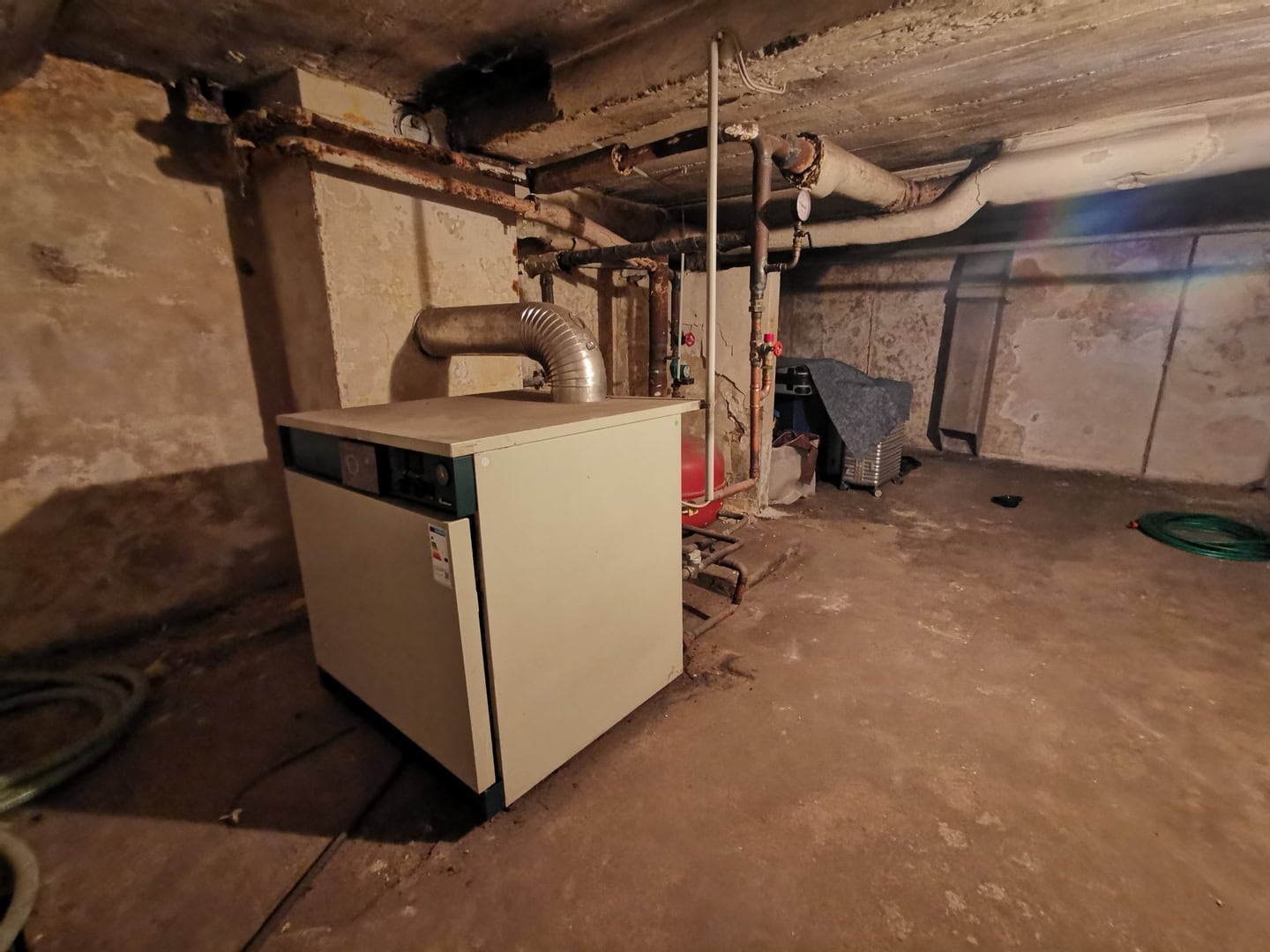 Ремонт и обслуживание подвалов, систем отопления и водоснабжения в зданиях; профессиональные услуги по энергоэффективному теплоснабжению и монтажу инженерных коммуникаций для коммерческих и жилых помещений.