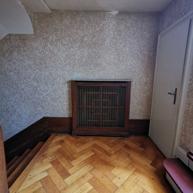 Красивая деревянная гобеленовая решетка радиатора в интерьере, старинное украшение для дома.