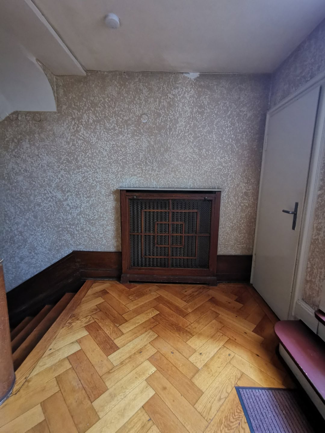 Красивая деревянная гобеленовая решетка радиатора в интерьере, старинное украшение для дома.