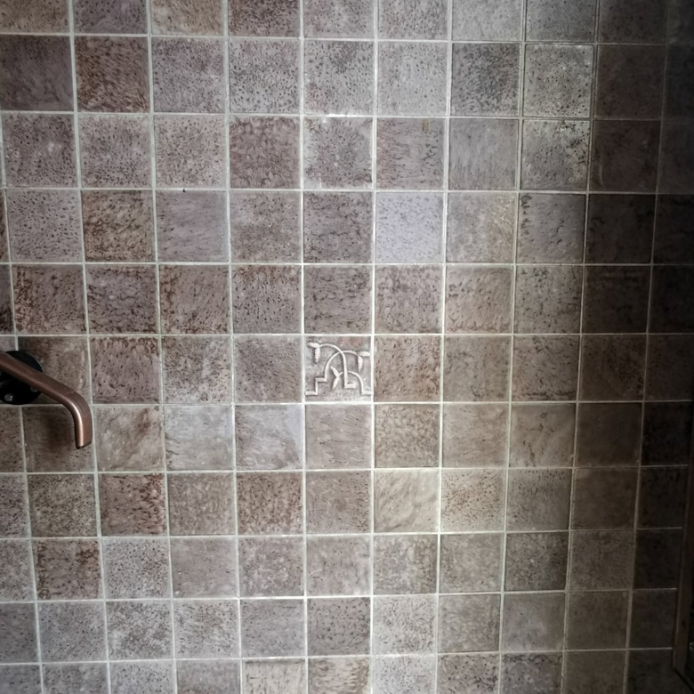 Керамическая плитка для ванной комнаты с антискользящей поверхностью, отделка стен, дизайн интерьера, покрытие пола, зонирование пространства.