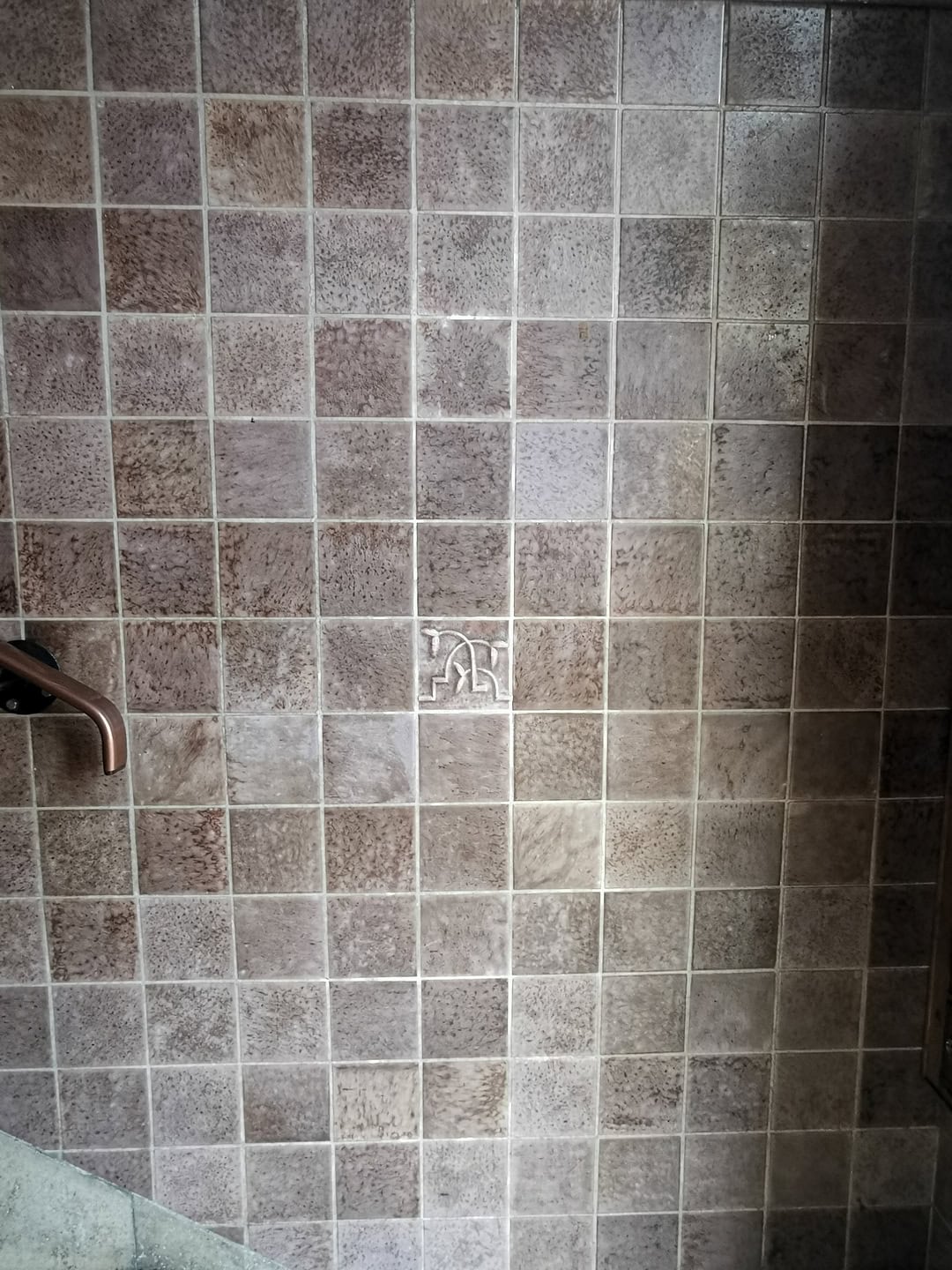 Керамическая плитка для ванной комнаты с антискользящей поверхностью, отделка стен, дизайн интерьера, покрытие пола, зонирование пространства.