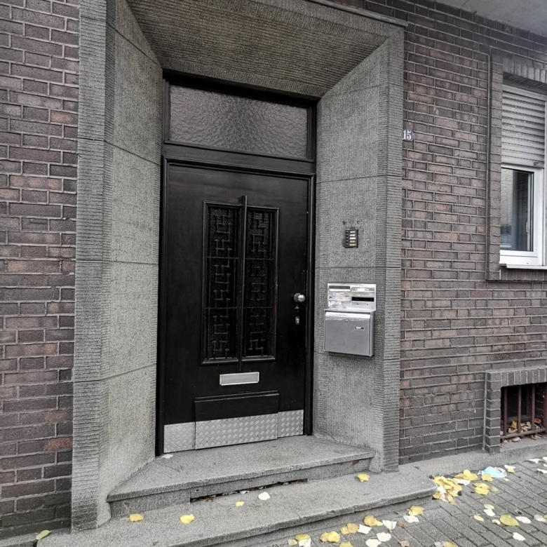 прочная металлическая входная дверь с декоративными решетками, современный дизайн, установка для жилого дома, качество и безопасность от DEM GROUP.