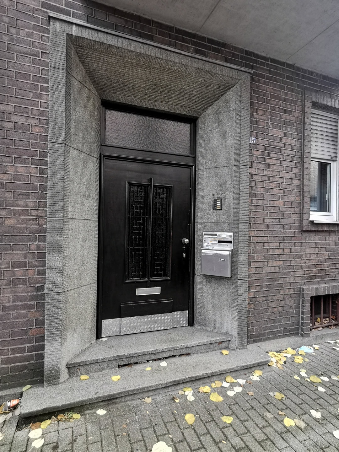 прочная металлическая входная дверь с декоративными решетками, современный дизайн, установка для жилого дома, качество и безопасность от DEM GROUP.