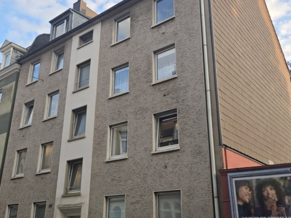 Hochwertiger Wohnblock in der Dem-Gruppe Immobilie in Berlin mit moderner Fassadengestaltung und komfortablen Apartments.