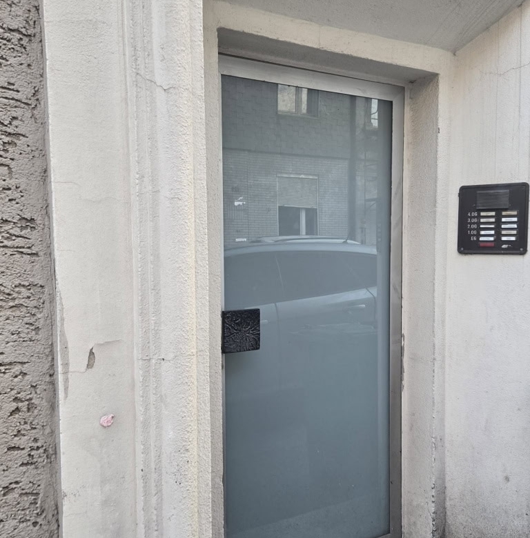 Moderner Glastür-Eingang mit Türklingel und Spaces für Post- oder Paketabgabe bei DEM GROUP.