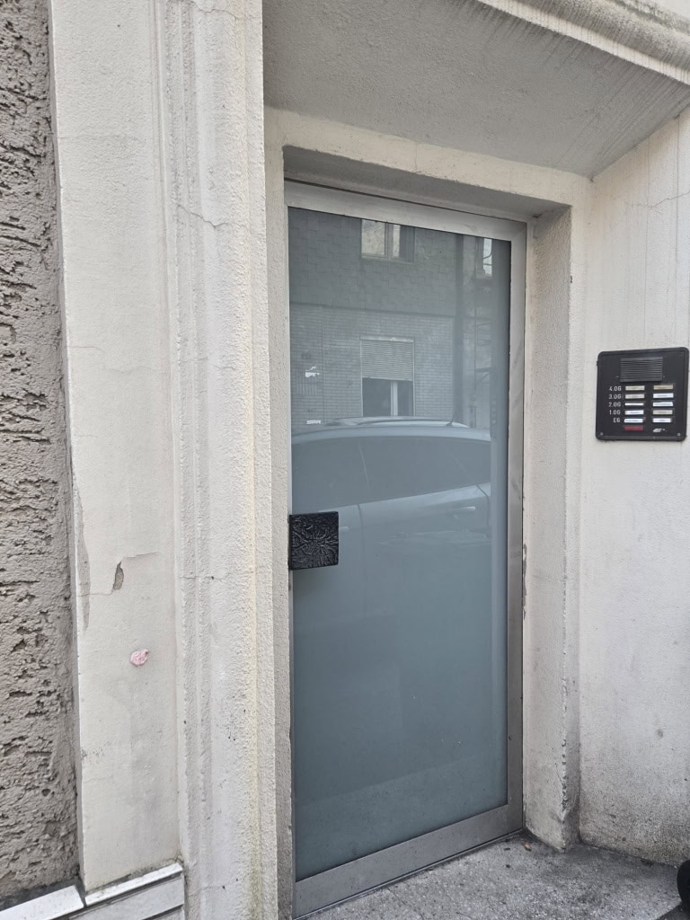 Moderner Glastür-Eingang mit Türklingel und Spaces für Post- oder Paketabgabe bei DEM GROUP.