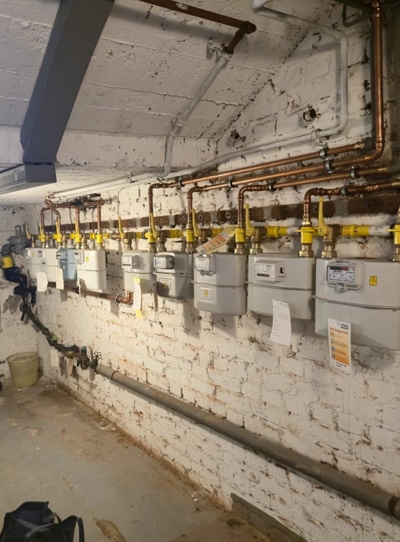 Energieverbrauchs-Messgeräte installiert in einer Kellerwand, für effiziente Überwachung der Gas- oder Wasserzähler im Gebäude.