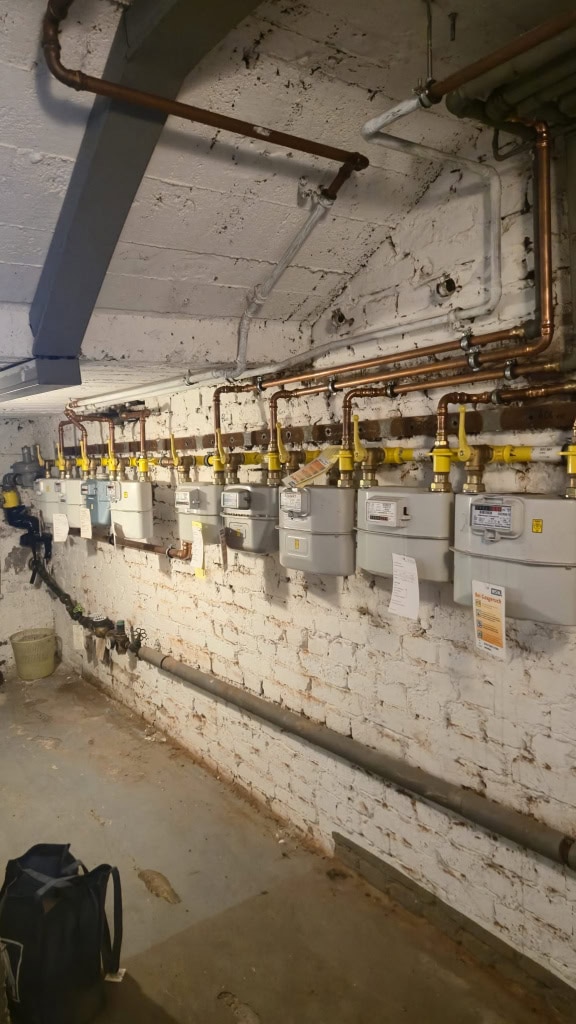 Energieverbrauchs-Messgeräte installiert in einer Kellerwand, für effiziente Überwachung der Gas- oder Wasserzähler im Gebäude.