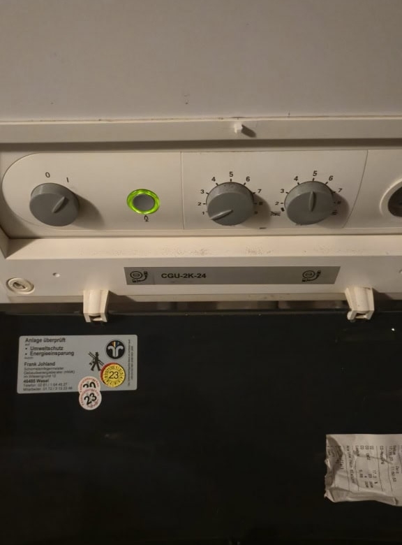 Herd mit Temperaturregler und Energieeffizienz-Label, hochwertige Küchengeräte, zuverlässige Haushaltsgeräte, effizientes Kochen, modernste Küchentechnik.