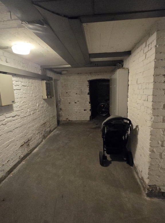 Park garage, Kellerraum, Tiefgarage, Lagerraum in einem Mehrfamilienhaus, multifunktionaler Stauraum, Kellerabteil mit Fahrrad.