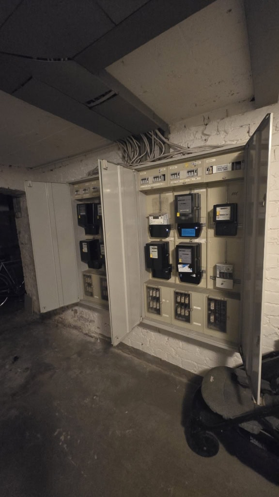 Schaltschränke mit Energiekontrollsystemen in einem Kellerraum.