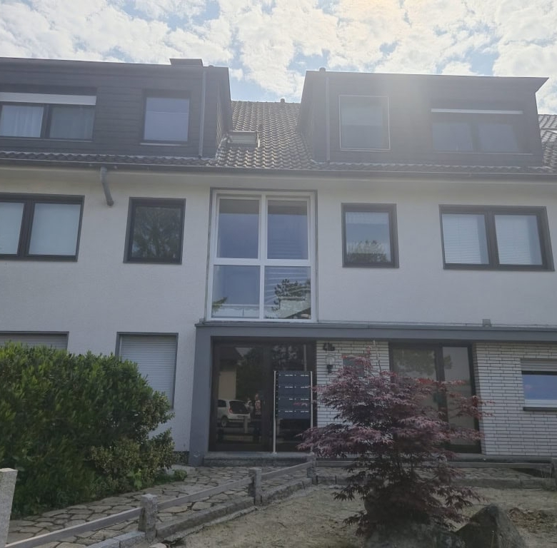 Moderne Mehrfamilienhaus mit Dachgeschossausbau und energetischer Sanierung im schönen Wohnviertel.