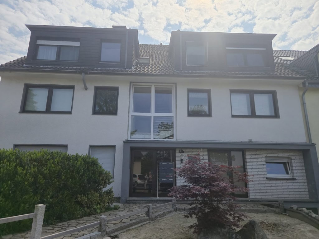 Moderne Mehrfamilienhaus mit Dachgeschossausbau und energetischer Sanierung im schönen Wohnviertel.