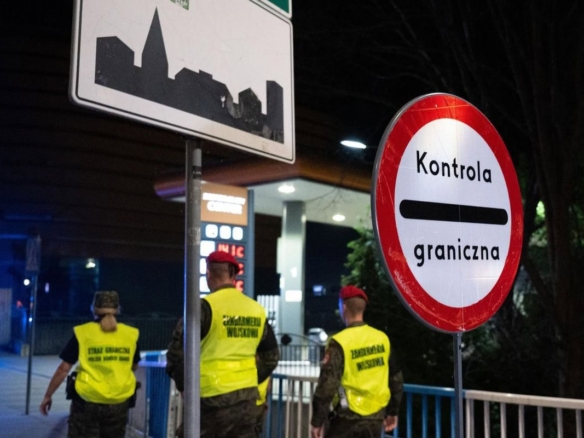 Grenzkontrollschild bei DEM GROUP, Sicherheitskontrolle an der Grenze, Überwachung durch Grenzschutz, Nachtaufnahme, Sicherheitsmaßnahmen, Kontrollstation.