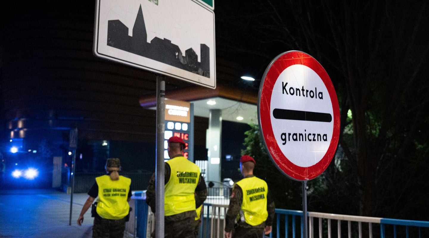 Grenzkontrollschild bei DEM GROUP, Sicherheitskontrolle an der Grenze, Überwachung durch Grenzschutz, Nachtaufnahme, Sicherheitsmaßnahmen, Kontrollstation.